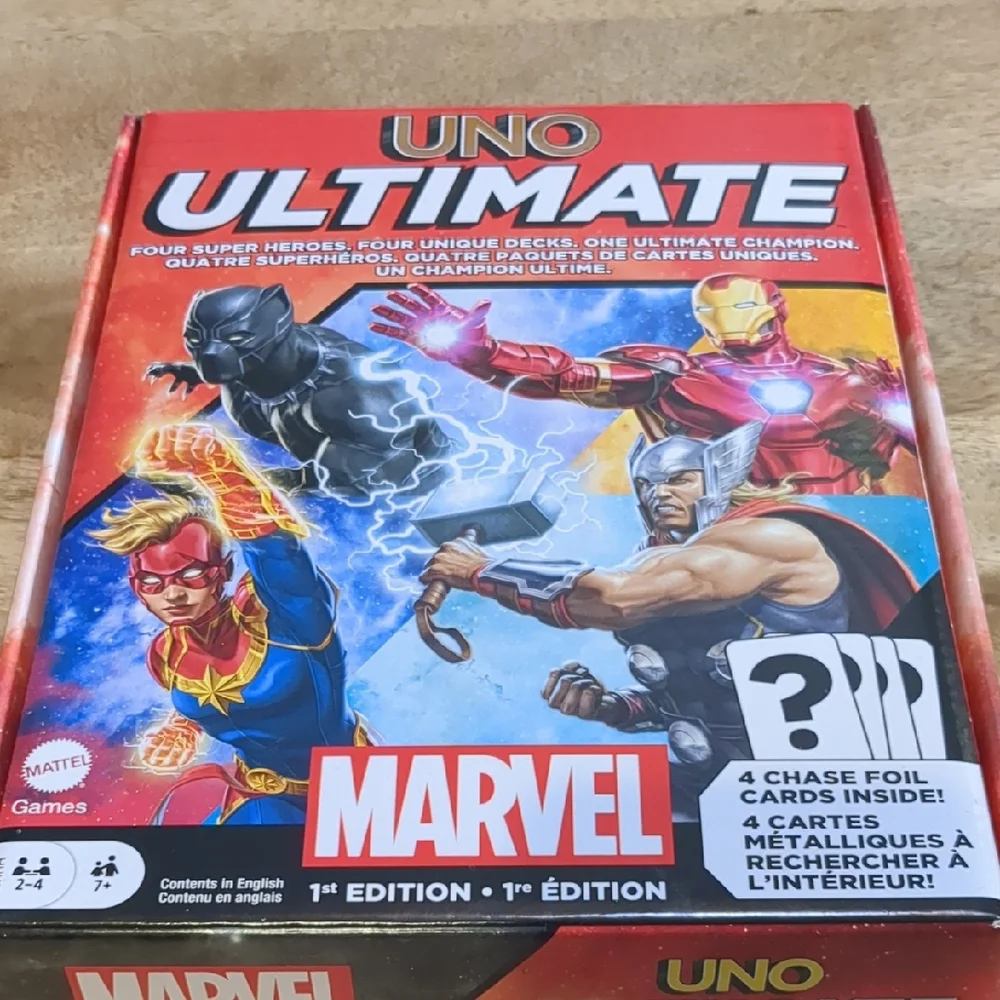 Marvel UNO Ultimate Card Game - Like New - Red